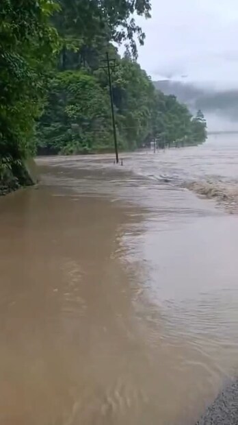 পরিস্থিতির গুরুত্ব বিবেচনা করে সোমবার রাত থেকেই যান চলাচলে নিষেধাজ্ঞা জারি করেছে প্রশাসন। জেলা প্রশাসন জানিয়েছে, বিকল্প রাস্তায় চলাচলের পরামর্শ দেওয়া হয়েছে জরুরি প্রয়োজনে।
