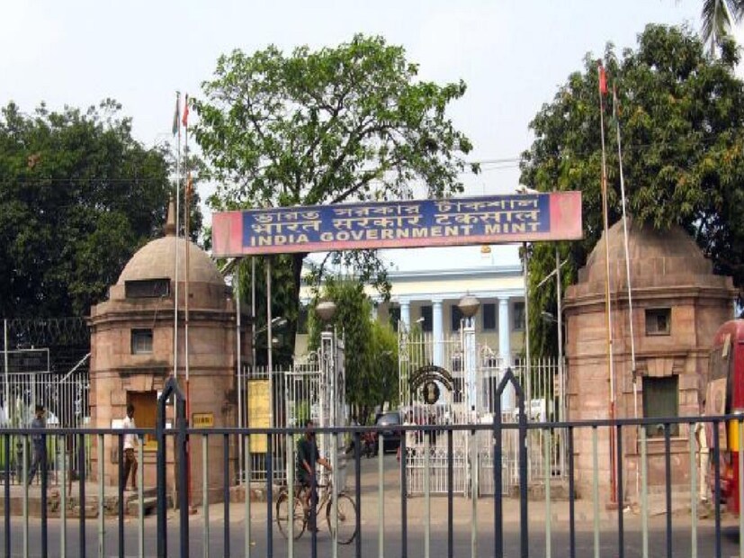 ভারতরত্ন পদক কোথায় তৈরি হয়: ভারতরত্ন পদকের সঙ্গে কলকাতার যোগ রয়েছে। হ্যাঁ, সারা দেশের মধ্যে একমাত্র কলকাতার ট্যাঁকশালেই এই পদক তৈরি হয়। একদম শুরু থেকেই কেন্দ্র সরকার কলকাতা ট্যাঁকশালকে এই দায়িত্ব দিয়েছে। ভারতরত্ন পদক তৈরির জন্য অভিজ্ঞ কারিগররা রয়েছেন। তাঁদের হাতেই একটু একটু রূপ পায় অশ্বত্থ গাছের পাতার মতো দেখতে এই পদক।