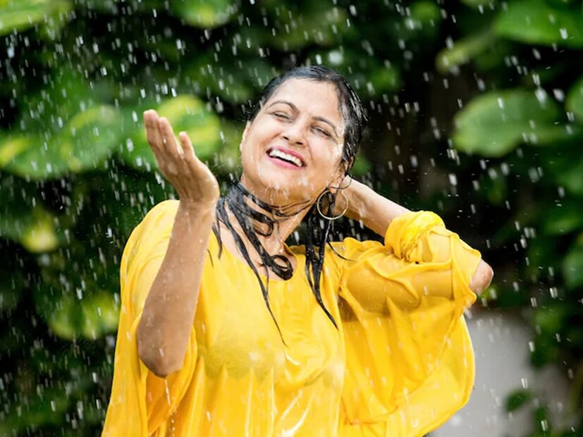 প্রতিরোধমূলক ব্যবস্থা: ভেজা অবস্থায় না থাকা ৷ বর্ষার মরশুমে ভেজা অবস্থায় না থাকাই ভাল। যতটা সম্ভব শরীরকে গরম রাখতে হবে। বাইরে থেকে বৃষ্টি ভিজে বাড়ি ঢুকলেও শীঘ্রই নিজের পরনের জামাকাপড় বদলে ফেলতে হবে। বেশিক্ষণ ভেজা জামাকাপড়ে থাকলে ঠান্ডা লেগে যাওয়ার আশঙ্কা থাকে।  (Representative Image)