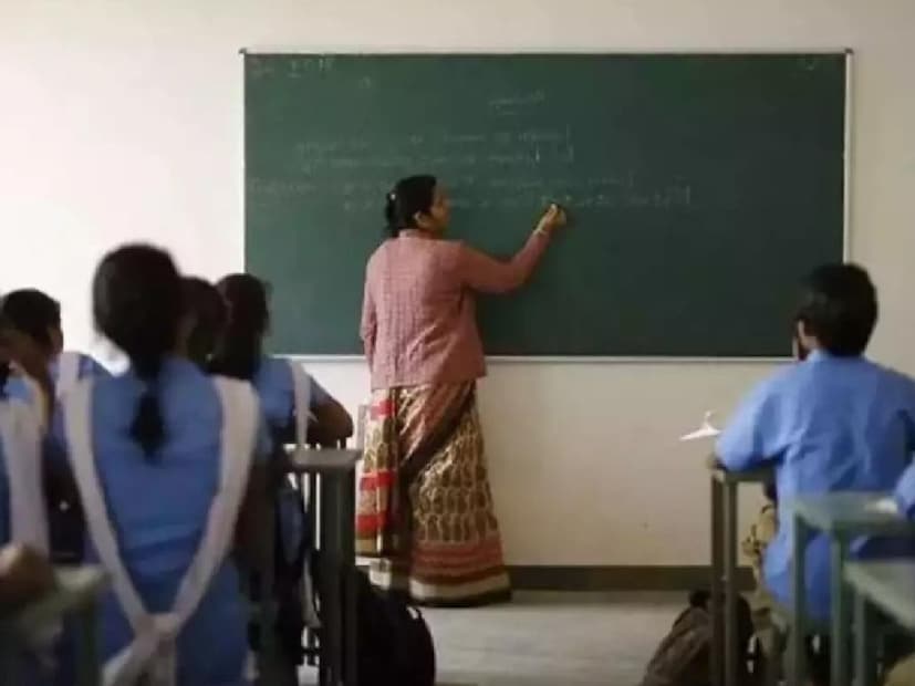 পর্ষদ প্রকাশিত বিজ্ঞপ্তি অনুযায়ী, এই পাঠক্রমটি ন্যাশনাল কাউন্সিল ফর টিচার এডুকেশন অনুমোদিত এবং পর্ষদ কর্তৃক স্বীকৃত শিক্ষা প্রতিষ্ঠানগুলিতে পড়ানো হবে। ভর্তি হতে আগ্রহীদের উচ্চ মাধ্যমিকে ৫০ শতাংশ নম্বর থাকা বাঞ্ছনীয়। 