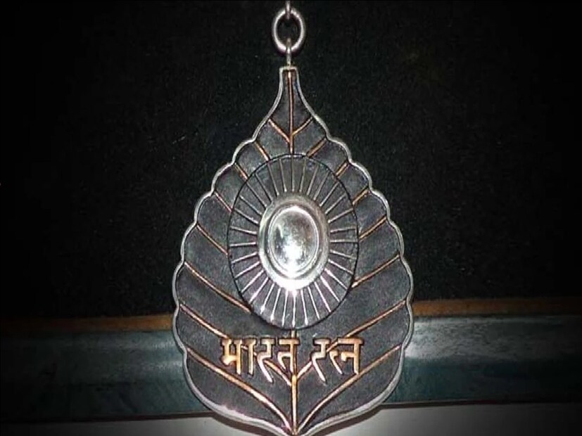 সোনা-রুপো নয়, খাঁটি তামার তৈরি: অনেকে মনে করেন, ভারতরত্ন পদক বোধহয় সোনা বা রুপো দিয়ে তৈরি হয়। এটা সম্পূর্ণ ভুল ধারণা। তথ্য মন্ত্রকের ওয়েবসাইট অনুযায়ী, ভারতরত্ন পুরস্কার তৈরি হয় বিশুদ্ধ তামা দিয়ে।