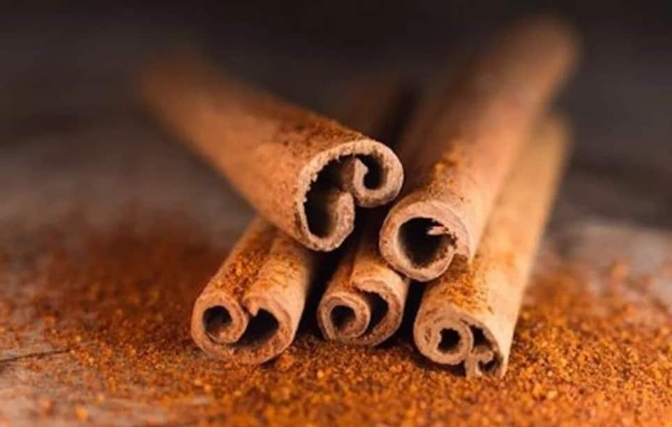 লক্ষ করলেই দেখা যাবে, বিরিয়ানি রান্নার সময় লবঙ্গ দেওয়া হয়। এর একটা বিশেষ উদ্দেশ্য রয়েছে। সাধারণত বিরিয়ানি খুব ভারী খাবার। এটি হজম করা কঠিন। ডা. কালস্কর বলেন, ‘লবঙ্গ এমন ধরনের ভারী খাবার হজম করতে সাহায্য করে। তাই বিরিয়ানির সঙ্গেই লবঙ্গ দিয়ে দেওয়া হয়। ওটি ফেলে না দিয়ে খেয়ে ফেললে আখেরে লাভই হবে।’