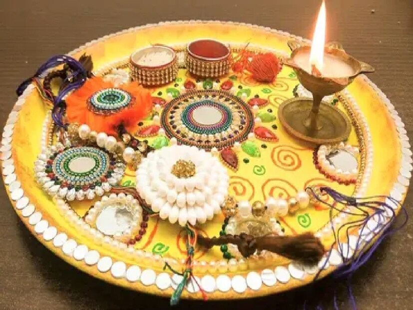 যদিও গ্রেগরিয়ান ক্যালেন্ডার অনুসারে, প্রতি বছর রক্ষা বন্ধনের তারিখ পরিবর্তিত হয়। জেনে নিন যে পঞ্জিকা অনুসারে, এই বছর রক্ষা বন্ধনের সঠিক তারিখ কী হবে, ভদ্রার ছায়া কখন থেকে কখন পর্যন্ত থাকবে এবং ভাইয়ের হাতে রাখি বাঁধার সবচেয়ে শুভ সময় কখন। 