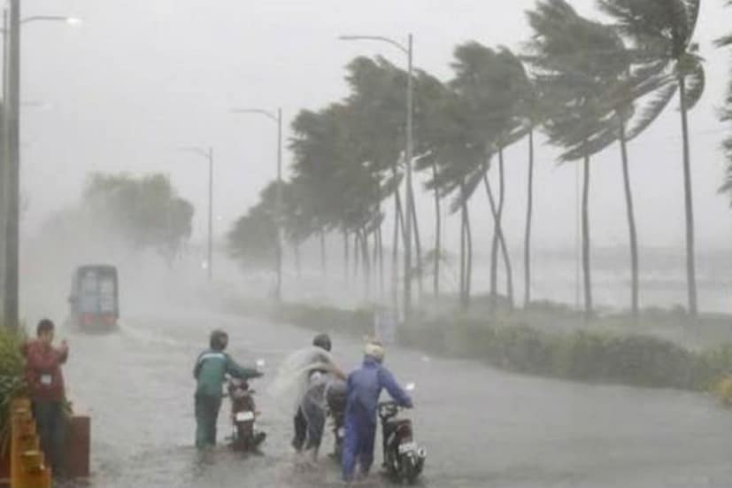 মঙ্গলবার দক্ষিণবঙ্গের বিভিন্ন জেলায় আকাশ মেঘলা থাকবে সারাদিন ৷ কখনও কখনও আংশিক মেঘলাও হতে পারে ৷ বিক্ষিপ্ত ভাবে ভারী বৃষ্টিপাতের সতর্কতা জারি করা হয়েছে ৷ প্রতীকী ছবি ৷