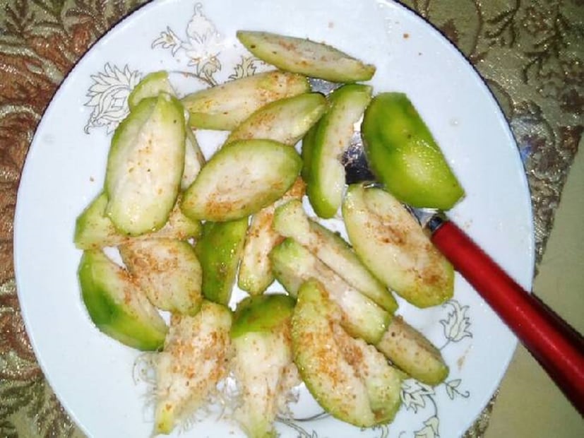 প্রতিদিনের দূষণে ভরা জীবনে সুস্থ থাকার টোটকা এখন আমড়া। ডালে চাটনিতে আমড়া দিয়ে খাওয়ার চল পুরনো। আমড়া ব্লাড পিউরিফায়ার বা রক্ত পরিশোধনের কাজ করে। স্ট্রেসের জাল বিছানো সমাজ জীবনে শরীর সুস্থ রাখাই যেখানে চ্যালেঞ্জ, সেখানে আমড়া মাস্ট।