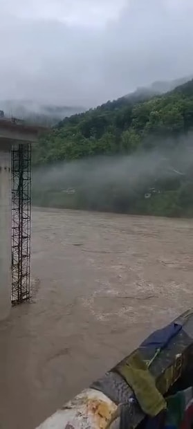 প্রাকৃতিক দুর্যোগের পাশাপাশি সব থেকে বড় বিপদ হয়ে দাঁড়িয়েছে ধস। পাহাড়ের মাটি আলগা হচ্ছে টানা বৃষ্টির কারণে। ফলে প্রতি মুহূর্তে পাহাড় ধসে পড়ার আশঙ্কা করছেন ভূতত্ত্ববিদরা। পাহাড়ি গ্রামগুলোতে স্থানীয় বাসিন্দাদের ইতিমধ্যেই নিরাপদ স্থানে সরিয়ে নিয়ে যাওয়ার কাজ শুরু করেছে বিপর্যয় মোকাবিলা দফতর৷ 