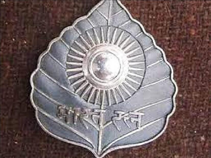 রাষ্ট্রপতি স্বয়ং প্রাপকের হাতে ভারতরত্ন পুরস্কার তুলে দেন। দেওয়া হয় একটি মেডেল এবং রাষ্ট্রপতি স্বাক্ষরিত প্রশস্তি পত্র।