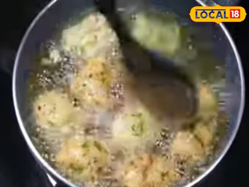 তেল গরম হয়ে গেলে প্রস্তুত সুজির মিশ্রণটি থেকে অল্প অল্প ব্যাটার নিয়ে তেলে ছাড়তে হবে। পকোড়াগুলো সোনালি এবং মুচমুচে না হওয়া পর্যন্ত ঘুরিয়ে ঘুরিয়ে ভাজতে হবে।