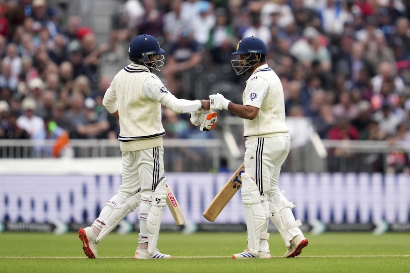 সুদর্শন এবং শার্দুলের পাশাপাশি ম্যাঞ্চেস্টারে ভারতের হয়ে খেলবেন ২৪ বছর বয়সী ফাস্ট বোলার অনশুল কম্বোজ। ফলে এটাই হতে চলেছে হরিয়ানার এই ক্রিকেটারের আন্তর্জাতিক ম্যাচের হাতেখড়ি। আকাশদীপের জায়গায় নেওয়া হয়েছে অনশুলকে। তবে আবার ম্যাঞ্চেস্টার টেস্টে ঋষভ পন্থ খেলতে পারবেন কি না, সেটা নিয়ে অনিশ্চিয়তার মেঘ ঘনিয়েছিল। আসলে লর্ডস টেস্টের প্রথম দিনেই আঙুলে চোট পেয়েছিলেন ওয়ার্ল্ড টেস্ট চ্যাম্পিয়নশিপের এই দ্বিতীয় সর্বোচ্চ রান সংগ্রহকারী। তবে সময়ে সেরে ওঠায় নিজের জায়গাটা ধরে রাখতে পেরেছিলেন তিনি। (Photo: AP)