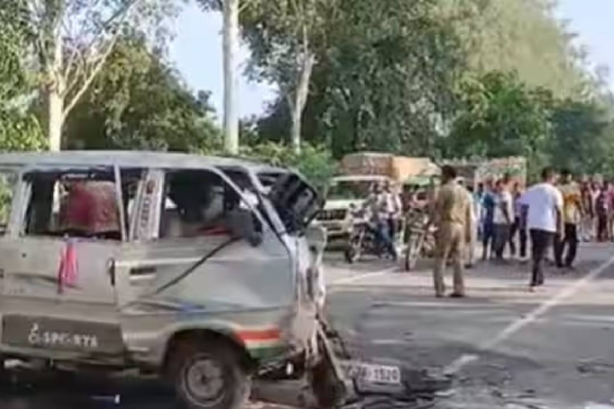 ভয়াবহ দুর্ঘটনা! পুলকারের সঙ্গে মুখোমুখি ধাক্কা পিক আপ ভ্যানের, মৃত্যু ছাত্রী এবং শিক্ষিকার