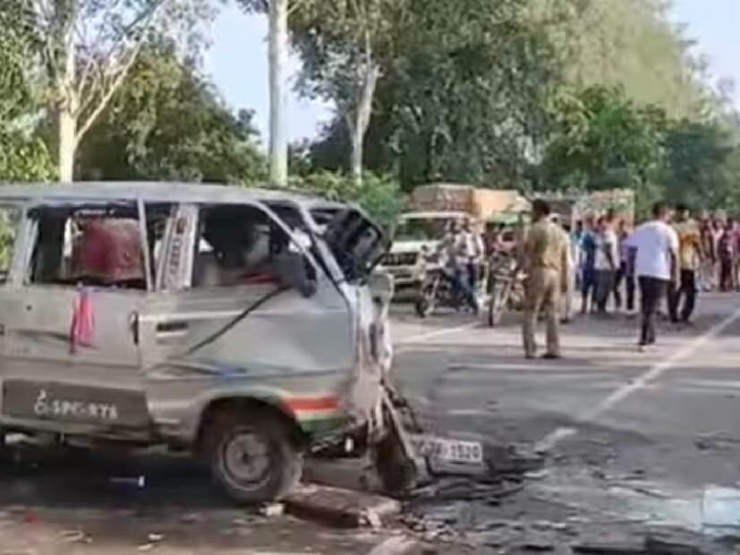 ওই এলাকার হাসানপুর গজরাউলা রোডের কাছে আইপিএস ইন্টারন্যাশনাল স্কুলের পুলকার এবং একটি পিক আপ ভ্যান দুর্ঘটনার কবলে পড়ে। দুর্ঘটনার পরেই সেখানে এসে হাজির হয় পুলিশ। Image: X (IANS)