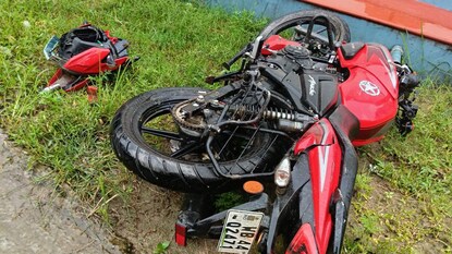 দুর্ঘটনাগ্রস্ত মোটরসাইকেল৷ দুর্ঘটনাগ্রস্ত মোটরসাইকেল৷