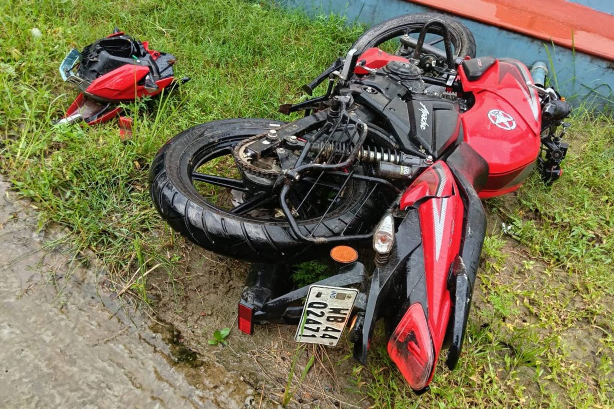 বৃষ্টির মধ্যে বেপরোয়া গতি, ছিটকে গেল বাইক! তিন যুবকের পরিণতিতে শিউরে উঠল পূর্বস্থলী