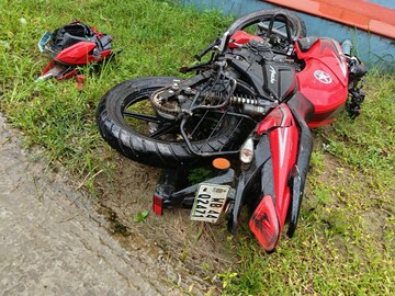দুর্ঘটনাগ্রস্ত মোটরসাইকেল৷ 