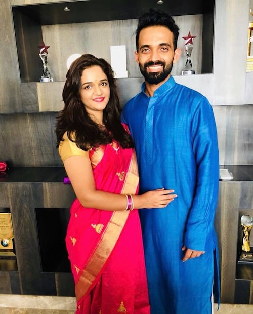 তাঁরা দু’জনেই মুম্বইয়ের মুলুন্ডে একই পাড়ায় বড় হয়েছেন এবং প্রায়ই বাড়ি এবং স্কুলে দেখা করতেন। কম বয়স থেকেই রাহানে এবং রাধিকার একটি গভীর সম্পর্ক তৈরি হয়েছিল। তারপর কলেজে পড়াকালীন একসঙ্গে আরও বেশি মেলামেশার পর ২০০৭ সালে তাঁদের বন্ধুত্ব প্রেমে পরিণত হয়। বিয়ের আগে তাঁরা ৭ বছর ধরে একে অপরকে ডেট করেছিলেন। জানা গিয়েছে, রাহানে এবং রাধিকা একই সোসাইটিতে থাকতেন। রাহানের বোন এবং রাধিকা দু’জনেই কলেজের বন্ধু ছিলেন।