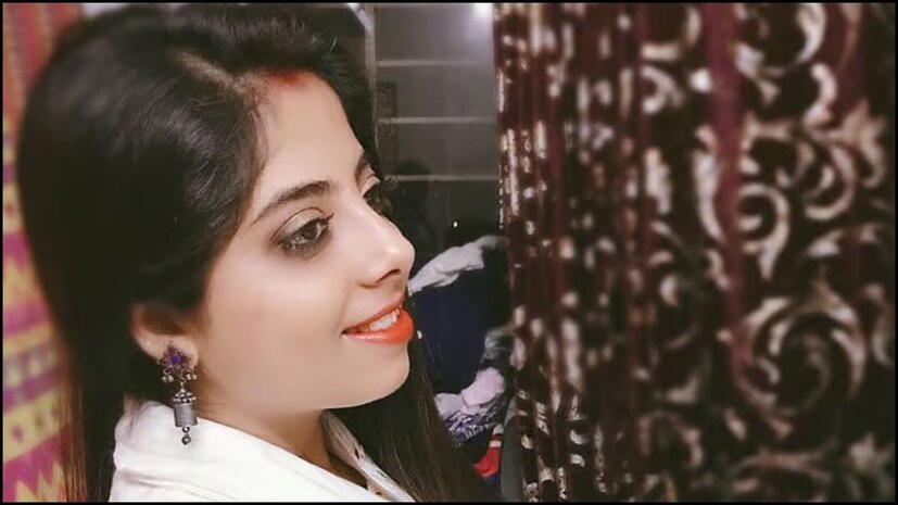 অরিজিৎ সিংয়ের মতো অমৃতারও গানের প্রথম শিক্ষা মায়ের কাছেই। মা অদিতি সিং-এর গুরু বীরেন্দ্র প্রসাদ হাজারীি এবং দাদা রাজেন্দ্র প্রসাদ হাজারির কাছে গান শেখেন অমৃতা। তিনি কৌশিকী চক্রবর্তীর থেকেও তালিম নেন বলে জানা যায়। ইন্ডিয়ান আইডলের মঞ্চে দেখা গিয়েছিল তাঁকে।