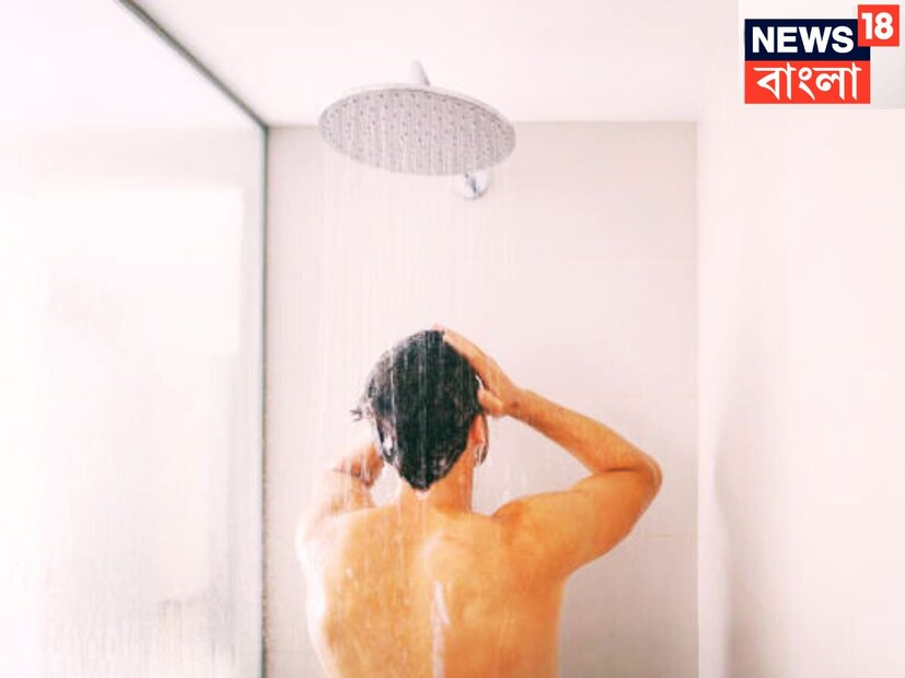 অনেকে আবার রাতে শুতে যাওয়ার আগে স্নান করে থাকেন ৷ এই নিয়ে একটি প্রশ্ন প্রায়শই উঠে থাকে ঠিক কোন সময়ে তাহলে ঠিক কখন স্নান করাটা উচিৎ? সকাল ও না সন্ধে? সকাল না রাত ৷ প্রতীকী ছবি ৷
