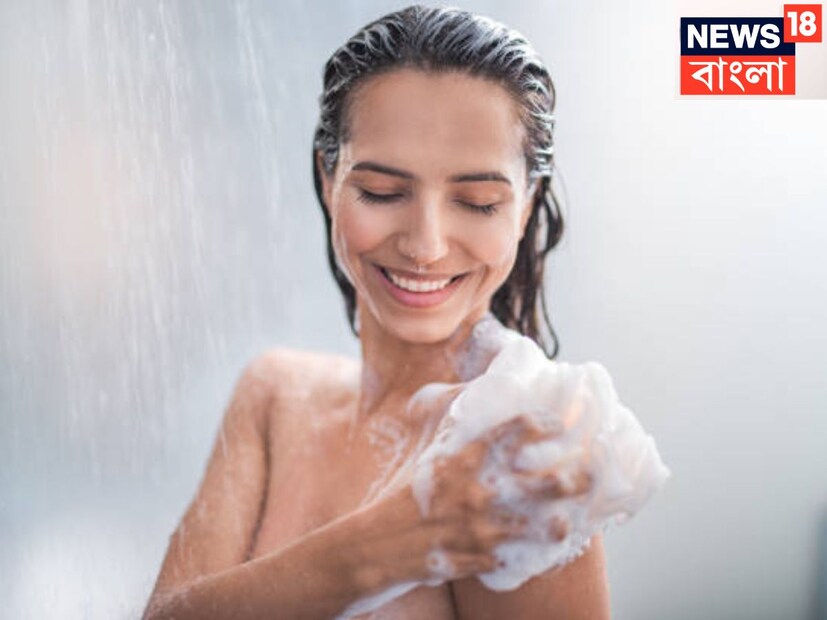 হার্ভাড মেডিক্যাল স্কুলের একটি রিসার্চে জানতে পারা গিয়েছে রাত্রিবেলায় গরম জলে স্নান করাটা অনেকেরই অভ্যাস বিশেষত শুতে যাওয়ার ১-২ ঘণ্টা আগে ১০৪ ফারেনহাইট বা ৪০ ডিগ্রি সেলসিয়াস তাপমাত্রা থাকতে হবে ৷ প্রতীকী ছবি ৷