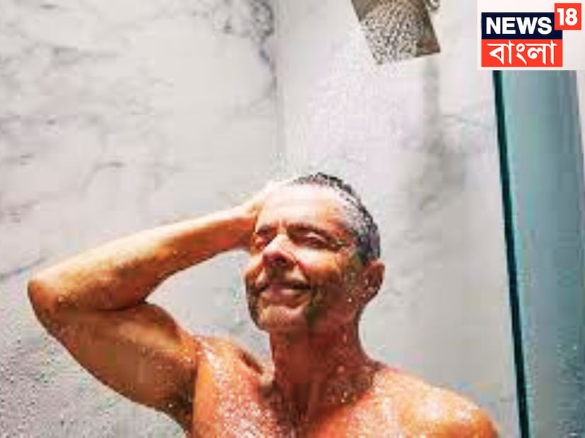 রক্ত সংবহণ প্রক্রিয়াও ভাল করে থাকে ৷ এতে শরীরের সমস্ত দুর্গন্ধ দূর হয়ে যায় ৷ সকাল সকাল স্নান করলে শরীর গন্ধ মুক্ত হয়ে যায় ৷ প্রতীকী ছবি ৷