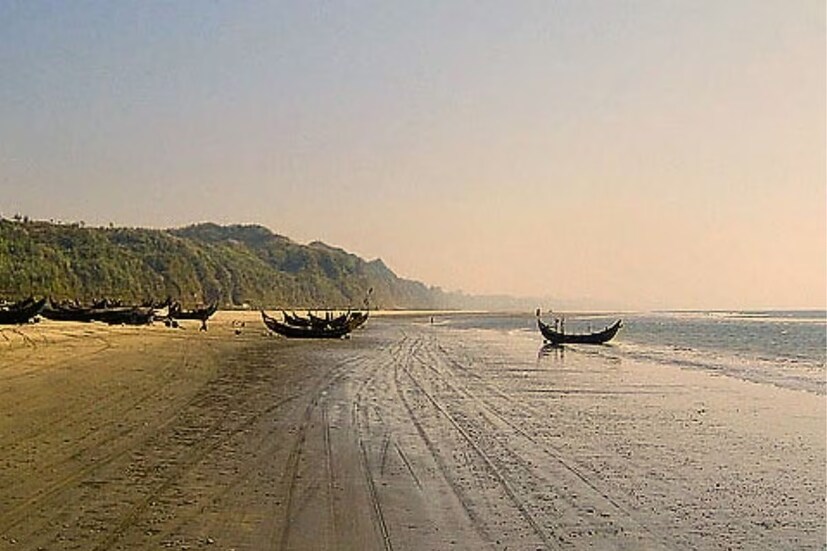 সমুদ্র সৈকত দূরে সরে গিয়েছে বলে বকখালির বদনাম ছিল। কিন্তু বর্ষার শুরুতে জলের স্তর বেড়েছে। ফলে সমুদ্র সৈকত এগিয়ে এসেছে। ঢেউ চলে আসছে পাড়ের কাছে, বড়-বড় ঢেউ আসছে। ফলে বকখালি এখন নতুন করে পর্যটকদের আকর্ষণের কেন্দ্রবিন্দু হয়ে উঠেছে। এছাড়াও সস্তার ভ্রমণ কম সময়ে সমুদ্র সৈকত দেখার আনন্দও কাছে টানছে পর্যটকরা।