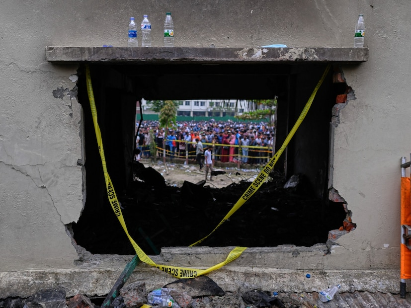 দুর্ঘটনার পরে হাসপাতালে ভিড় না করতে অনুরোধ জানিয়েছেন চিকিৎসকরা। বেশিরভাগ আহতই শিশু হওয়ায় রক্তের চাহিদা তুলনামূলক কম, তবে নেগেটিভ গ্রুপের রক্ত প্রয়োজন হতে পারে।   (Photo-AP)