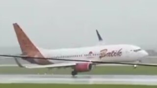 প্রচণ্ড খারাপ আবহাওয়ায় অল্পের জন্য রক্ষা পেল ইন্দোনেশিয়ার একটি বোয়িং বিমান (Photo: X) প্রচণ্ড খারাপ আবহাওয়ায় অল্পের জন্য রক্ষা পেল ইন্দোনেশিয়ার একটি বোয়িং বিমান (Photo: X)