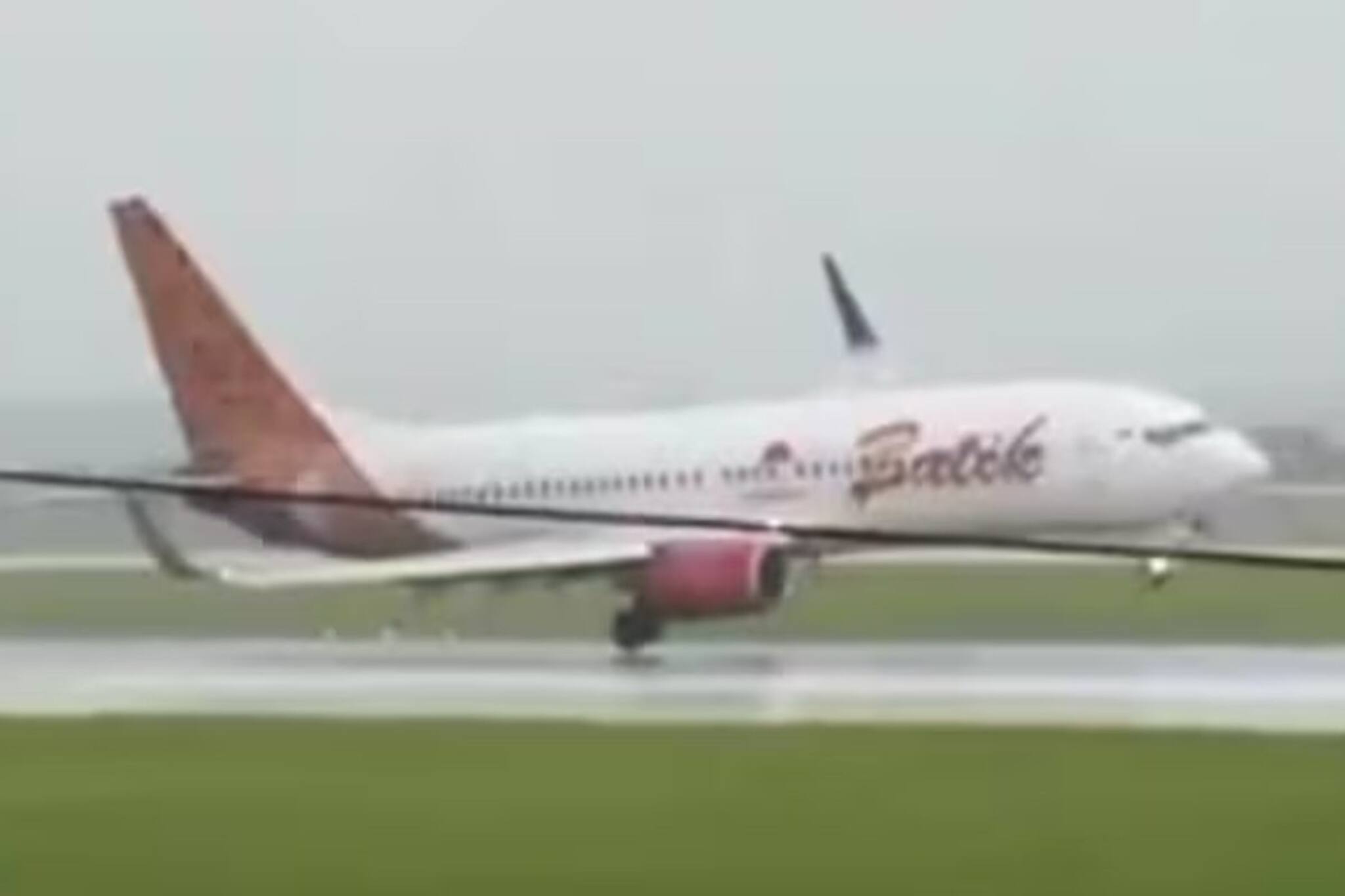 ল্যান্ডিংয়ের সময় বিপত্তি, প্রচণ্ড খারাপ আবহাওয়ায় অল্পের জন্য রক্ষা পেল বোয়িং বিমান