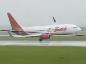 Indonesia Boeing Plane: ল্যান্ডিংয়ের সময় বিপত্তি, প্রচণ্ড খারাপ আবহাওয়ায় অল্পের জন্য রক্ষা পেল ইন্দোনেশিয়ার একটি বোয়িং বিমান ! দেখুন ভিডিও