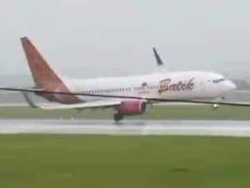 Indonesia Boeing Plane: ল্যান্ডিংয়ের সময় বিপত্তি, প্রচণ্ড খারাপ আবহাওয়ায় অল্পের জন্য রক্ষা পেল ইন্দোনেশিয়ার একটি বোয়িং বিমান ! দেখুন ভিডিও Indonesia Boeing Plane: ল্যান্ডিংয়ের সময় বিপত্তি, প্রচণ্ড খারাপ আবহাওয়ায় অল্পের জন্য রক্ষা পেল ইন্দোনেশিয়ার একটি বোয়িং বিমান ! দেখুন ভিডিও