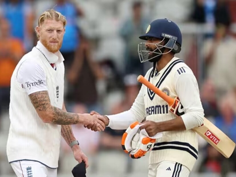 ৩১১ রানে দ্বিতীয় ইনিংস শুরু করা ভারতের হয়ে খেলা বাঁচানোর পর দু’জনেই যখন তাঁদের সেঞ্চুরির কাছাকাছি পৌঁছে গিয়েছিলেন, তখন পিছিয়ে আসতে না চাওয়াটাই স্বাভাবিক! সেই জন্যই জাদেজা এবং ওয়াশিংটন তাঁদের ব্যাটিং চালিয়ে যাওয়ার অধিকার প্রয়োগ করেছিলেন। স্টোকস পরে বলেন, ‘‘আমরা যতদূর সম্ভব খেলা চালিয়েছি। ড্র অনিবার্য মনে হওয়ার সঙ্গে সঙ্গে আমি আমার বোলারদের সংক্ষিপ্ত পরিবর্তন (পঞ্চম টেস্ট শুরুর তিন দিন আগে) নিয়ে ঝুঁকি নিতে চাইছিলাম না।’’ (Photo: AFP)
