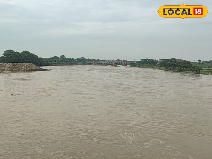 জেলা পুরুলিয়াতে সকাল থেকেই ঝিরি ঝিরি বৃষ্টি হতে দেখা গেছে। এইদিন জেলা পুরুলিয়ার সর্বোচ্চ তাপমাত্রার পারদ থাকতে পারে ৩১ ডিগ্রি সেলসিয়াস এবং সর্বনিম্ন তাপমাত্রার পারদ থাকতে পারে ২৫ ডিগ্রি সেলসিয়াস বলে জানা গিয়েছে আবহাওয়া দফতর সূত্রে। আপাতত তাপমাত্রার খুব একটা হেরফের পরিলক্ষিত হচ্ছে না।