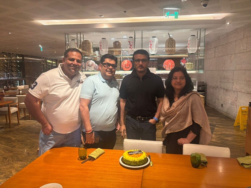 বেঙ্গল প্রো টি-টোয়েন্টি লিগ শেষ হওয়ার পরে ইংল্যান্ডে যান সৌরভ। বার্মিংহামে ভারত ইংল্যান্ড ম্যাচের প্রথম দুদিন মাঠে উপস্থিত ছিলেন। প্রথম দিন কিছুক্ষণের জন্য ম্যাচের মাঝে স্টুডিওয়ে বিশ্লেষক হিসেবে বসেন সৌরভ। সৌরভের সঙ্গে স্ত্রী ছাড়াও বিশেষ কয়েকজন বন্ধু লন্ডনে ছিলেন। 