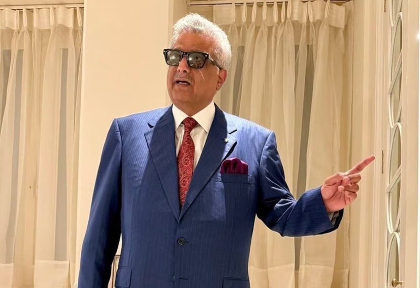 ওই পাপারাৎজি আরও লিখেছেন যে, নিজের সাম্প্রতিক ছবির কারণে ইতিবাচক ভাবে তিনি বলিউডে চর্চার কেন্দ্রবিন্দুতে চলে এসেছেন! ক্যাজুয়াল এবং সেমি-ফর্মাল আউটফিটে একটু বেশিই ভাল লাগছে তাঁকে। এদিকে কিছু রিপোর্টে বনি কাপুরের ওজন ঝরানোর রহস্য ফাঁস হয়েছে। তা থেকে জানা যাচ্ছে যে, মেদ ঝরাতে ডিনার বা নৈশভোজে শুধু স্যুপই খেতেন বনি। শুধু তা-ই নয়, প্রাতরাশেও খেতেন না তেমন ভারি খাবার। শুধুমাত্র ফল আর ফলের রস এবং জোয়ারের রুটি দিয়েই সারতেন ব্রেকফাস্ট। তবে মাথায় রাখা দরকার যে, তিনি কিন্তু জিমে গিয়ে ঘাম ঝরিয়ে এতটা রোগা হননি। আসলে খাঁটি নিষ্ঠা এবং কঠোর পরিশ্রমের মাধ্যমেই এটা অর্জন করেছেন বনি। (Photo: Instagram)