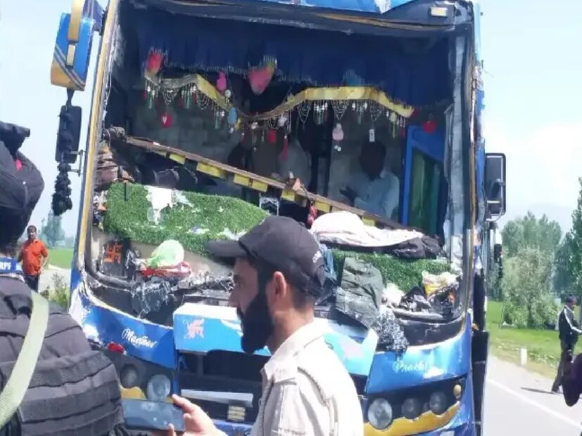 বাসে থাকা ২০ জন যাত্রী আহত হন এবং তাদের নিকটবর্তী হাসপাতালে চিকিৎসার জন্য নিয়ে যাওয়া হয়। Representative Image