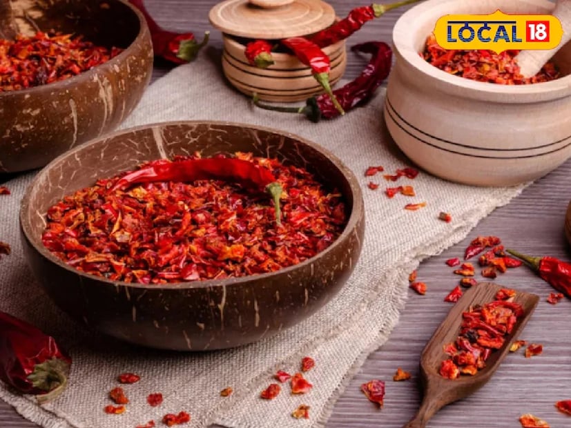 *এ হেন বর্ষাকালে এক মশলাদার চাটনির রেসিপি সকলের কাছে খুবই পছন্দের হয়ে উঠতে পারে, যা সহজেই ঘরে বসেই তৈরি করা যেতে পারে। এর জন্য লাগবে পেঁয়াজ, রসুন, লাল লঙ্কা, তেঁতুল, লবণ, গোটা সরষে এবং কারি পাতা। একেবারে সামান্য এই কয়েক উপকরণে যে চাটনি তৈরি হবে, তার কিন্তু মনে থেকে যাবে আজীবন!