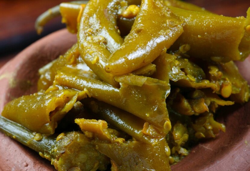 তবে চাইলে বাড়িতে খুব সহজেই লঙ্কার আচার তৈরি করা যায়। খুব সাধারণ কিছু মশলা ব্যবহার করে এটি তৈরি করা যেতে পারে। পদ্ধতি তেমন জটিল কিছু নয়, রোদে রাখারও দরকার পড়বে না। বাড়িতে সহজে লঙ্কার আচার তৈরি করতে এই রেসিপিটি অনুসরণ করা যেতে পারে। এই বিশেষ লঙ্কার আচার তৈরি করতে ৪০০ গ্রাম কাঁচা লঙ্কা, এক কাপ সরষের তেল, ১ টেবিল চামচ গোটা সরষে, ১ টেবিল চামচ গোটা মৌরি, ১/৪ টেবিল চামচ গোটা মেথি, ১ চায়ের চামচ হলুদ গুঁড়ো, ২ চায়ের চামচ কাশ্মীরি লঙ্কাগুঁড়ো, ২ চায়ের চামচ, ২ চায়ের চামচ আমচুর আর সিকি চায়ের চামচ হিং উপকরণ হিসেবে লাগবে। (Representative Image)