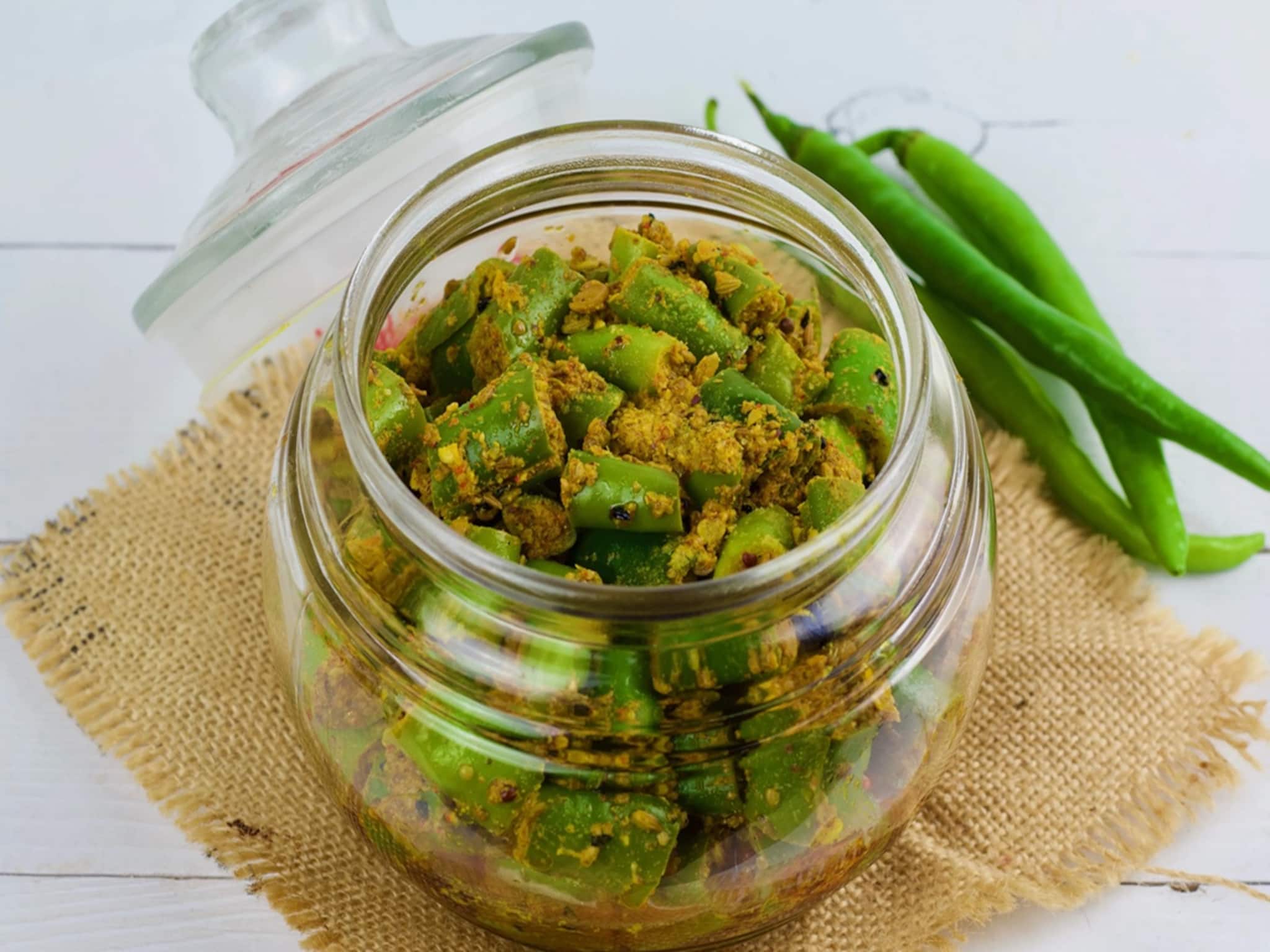 Green Chilli Pickle Recipe:  লুচি-পরোটা হোক বা ডাল-ভাত, কাঁচালঙ্কার সুস্বাদু আচার দিয়েই এক থালা ভাত সাফ, রইল জিভে জল আনা রেসিপি
