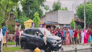 চুচুড়ায় পুকুর থেকে উদ্ধার করা হচ্ছে গাড়ি৷ 