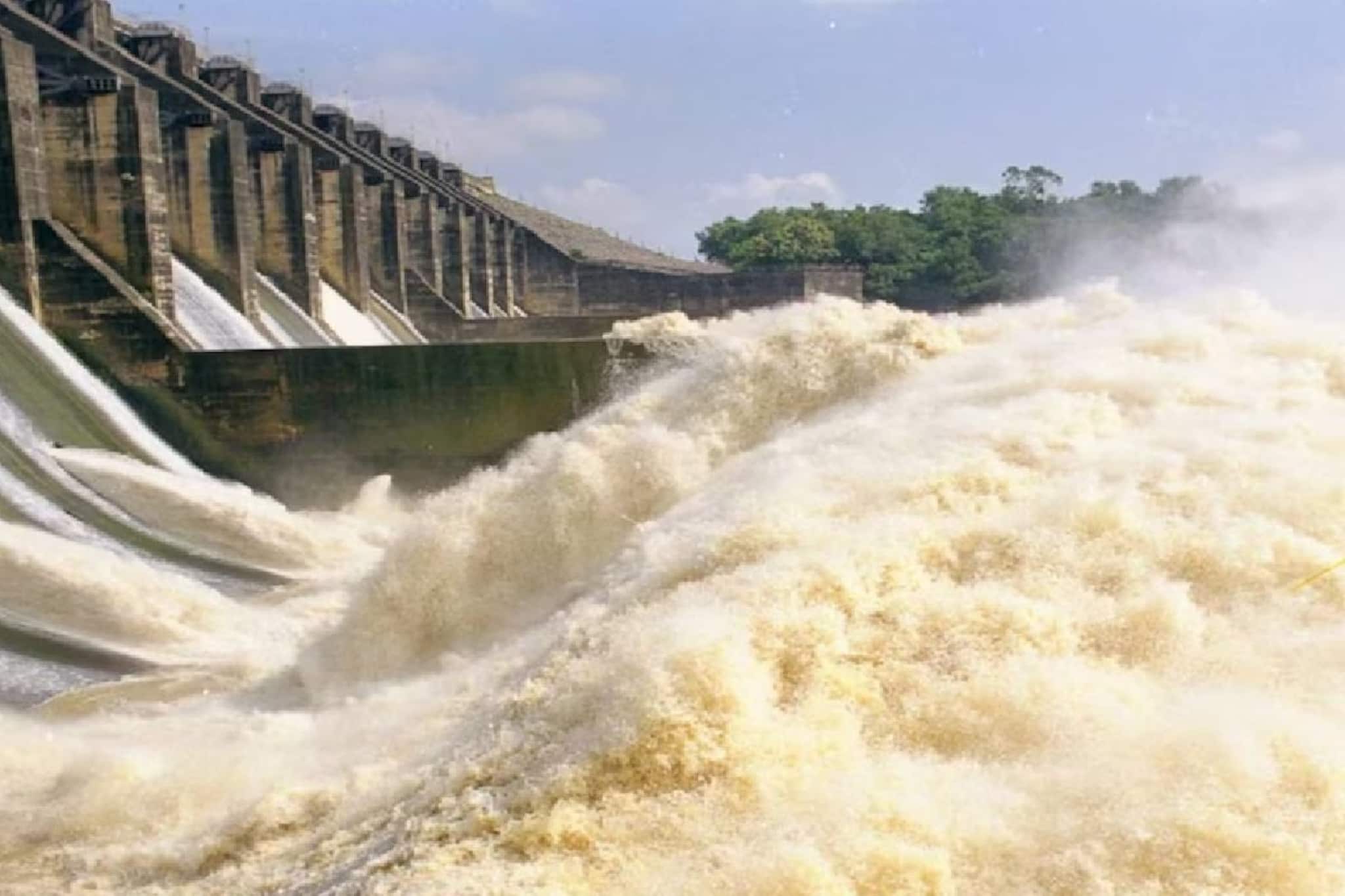একে ডিভিসির ছাড়া জল, তার উপর বিষফোঁড়া ভারী বৃষ্টি! জেলাশাসকদের কঠোর নির্দেশ মুখ্য সচিবের