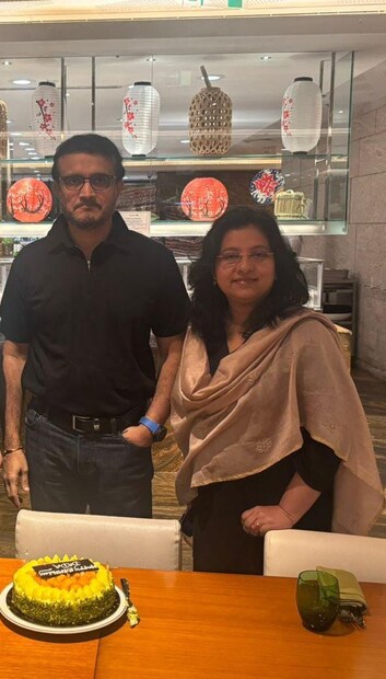 আজ, মঙ্গলবার জন্মদিনের দিন বাড়িতেই থাকবেন দাদা। সময় কাটাবেন মা ও পরিবারের সঙ্গে। সিএবির পক্ষ থেকেও বিকেলে জন্মদিনের একটা ছোট্ট অনুষ্ঠানের আয়োজন করা হয়েছে। 