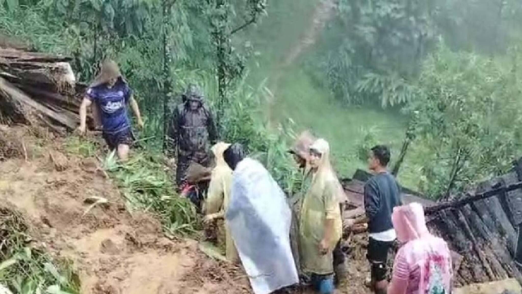 দার্জিলিংয়ের বিজনবাড়িতে ভয়াবহ ধস, মুহূর্তে মৃ*ত্যু বাবা ও মেয়ের, কান্নার রোল গোকে গ্রামে