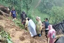 দার্জিলিংয়ের বিজনবাড়িতে ভয়াবহ ধস, মুহূর্তে মৃ*ত্যু বাবা ও মেয়ের, কান্নার রোল গোকে গ্রামে