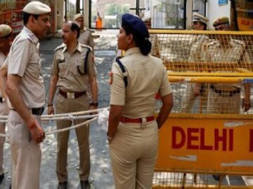 Delhi C*rime News: দরজা খুলতেই এ কী দৃশ্য! ঘরে ছড়িয়ে ছিটিয়ে বাবা-মা, দুই সন্তানের দেহ! রাজধানীতে সাংঘাতিক ঘটনা, আতঙ্কে স্থানীয়রা