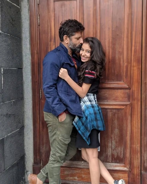 অন্যদিকে কাস্টিংয়ের চমক হিসেবে থাকছেন সারা অর্জুন। ২০২২ সালের ‘পন্নিয়িন সেলভান’ ছবিতে ঐশ্বর্য রাই বচ্চনের ছোটবেলার চরিত্রে দেখা গিয়েছিল সারাকে।  সারার অবশ্য অন্য একটি পরিচয়ও রয়েছে। তিনি অভিনেতা রাজ অর্জুনের কন্যা। ‘সিক্রেট সুপারস্টার’ (২০১৭) এবং ‘থালাইভি’ (২০২১)-এর মতো একাধিক ছবিতে তাৎপর্যপূর্ণ চরিত্রে দেখা গিয়েছে রাজ অর্জুনকে।