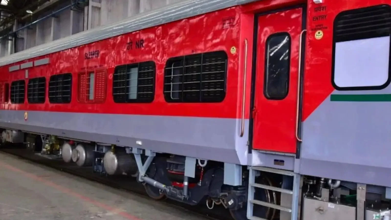 ট্রেন থামার সঙ্গে সঙ্গেই হাজার হাজার যাত্রী হতবাক হয়ে যান এবং আরপিএফ এবং জিআরপি কর্মীরা হুড়মুড়িয়ে ছুটে আসেন ট্রেনের এইচ-1বগিতে। বগিতে পৌঁছানোর পর যে দৃশ্য দেখেন তাঁরা, মুহূর্তে সবাই হতবাক!