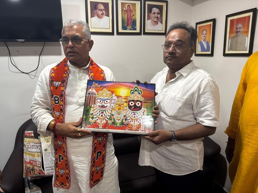 প্রশ্ন: ঠাকুর বাড়ির দ্বন্দ্ব। শান্তনু বনাম সুব্রতদিলীপ ঘোষ: মতুয়া সমাজের ভক্তরা ঠাকুর প্রতিবারের অনুগত। তার উত্তরসূরীদের সবাই শ্রদ্ধা করে। আগেও একাধিকবার ওখানে পারিবারিক সমস্যা হয়েছে। কপিল ঠাকুরের স্ত্রীর সঙ্গে পরিবারের অনেকের দ্বন্দ্ব তৈরি হয়েছে। দুটো পার্টি হয়ে গেছে। রাজনীতি হয়েছে। মতান্তর হতেই পারে। কিন্তু ভক্তদের বিশ্বাসে যেন আঘাত না লাগে সেটা দেখতে হবে।