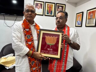 শমীককে শুভেচ্ছা দিলীপের৷  শমীককে শুভেচ্ছা দিলীপের৷