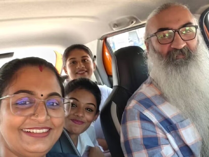 কিন্তু দিন কয়েকের মধ্যে সেই প্রেম গড়ায় প্রেম পর্যন্ত। ক্রিসের এক আত্মীয় আবার তাঁকে দিব্যাকে আরও ভাল ভাবে জানার এবং চেনার জন্য পরামর্শ দিয়েছিলেন। ধীরে ধীরে দিব্যার পছন্দ-অপছন্দগুলির হদিশ পেতে থাকেন ক্রিস। এরপরেই দিব্যা শ্রীধরকে বিয়ের প্রস্তাব দেন ক্রিস। সঙ্গে সঙ্গেই সেই প্রস্তাব গ্রহণ করেন দিব্যা। ফলে চার হাত শীঘ্রই এক হয়।