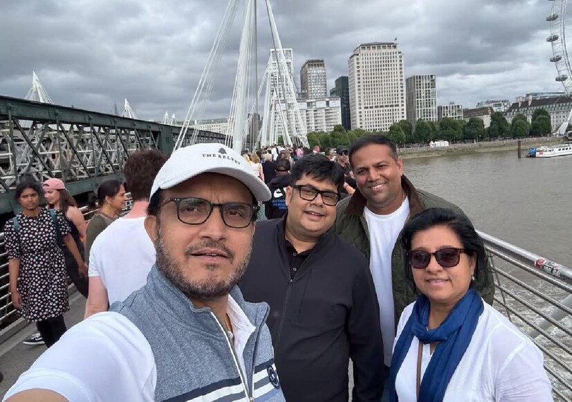 সৌরভের বায়োপিক আসছে। আর এই বায়োপিকে সৌরভের চরিত্রে কে অভিনয় করবেন, তা নিয়ে একটা সময় কম জল্পনা হয়নি! প্রথমে শোনা যায় রণবীর কাপুরের নাম। তবে পরবর্তীতে জানা যায়, সৌরভের চরিত্রে দেখা যাবে রাজকুমার রাওকে।