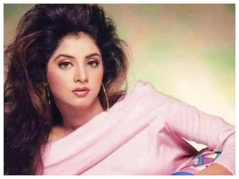 উপরে দেখতে বুঝতে পাওয়া যায় পাঁচতলার ছাদের বাইরে পা বের করে বসেছিলেন দিব্যা ভারতী ৷ এটি অত্যন্ত ঝুঁকিপূর্ণ বিষয় ঘরের ভিতরে যাওয়ার কথা বলতেই দিব্যা রাগ করছিলেন ৷ ফাইল ছবি ৷